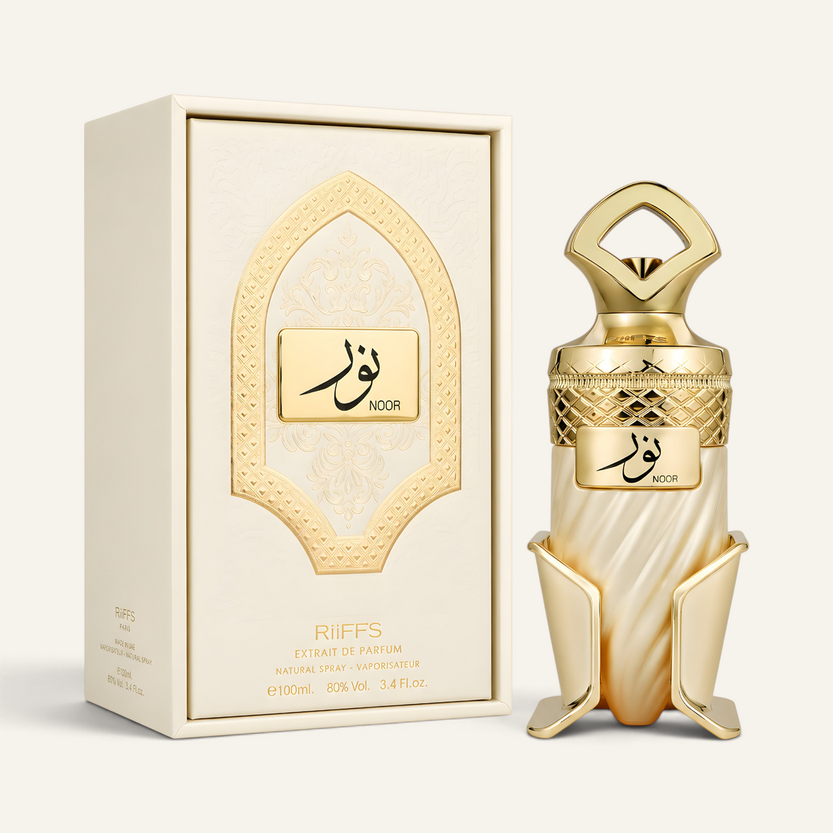 Profumo unisex Noor di NOOR Arabian Essence in flacone dorato con scatola elegante su sfondo neutro