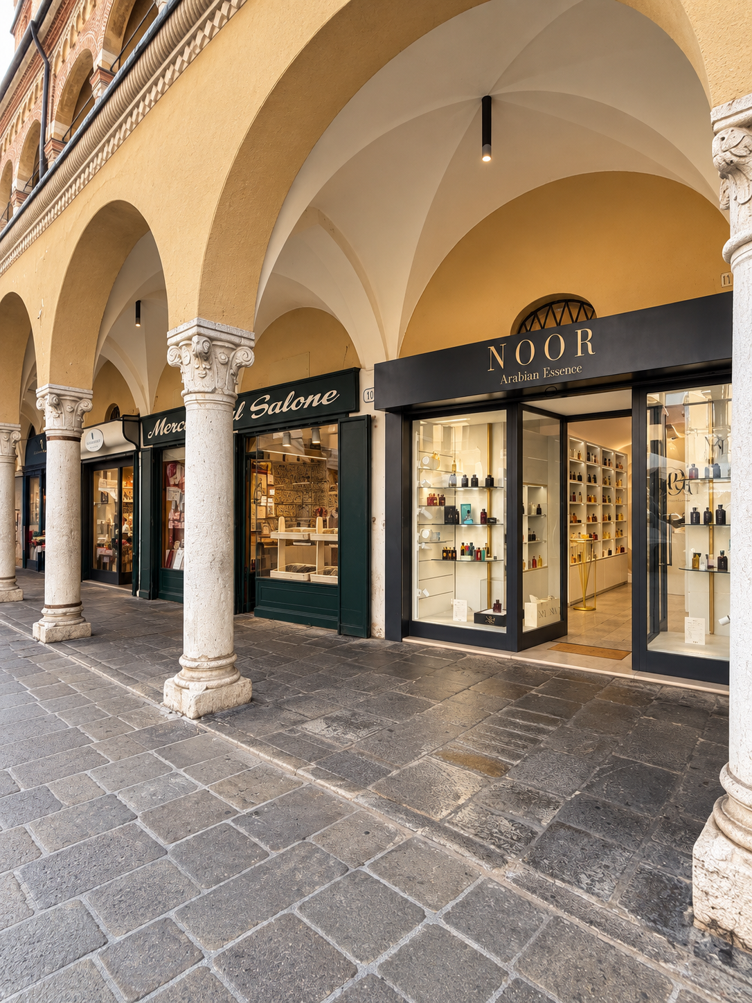 La vetrina NOOR sotto i portici del Salone, a Padova