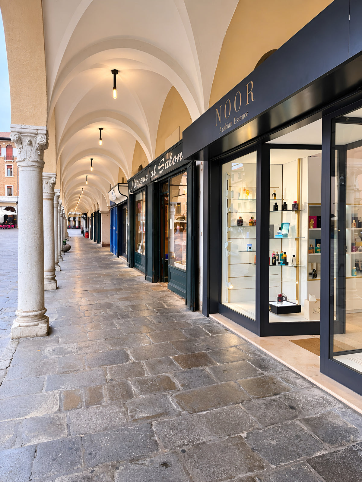 La vetrina della boutique sotto i portici del Salone