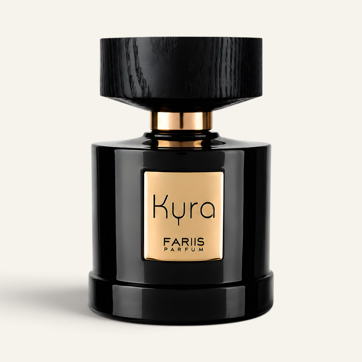 Flacone di profumo Kyra di Fariis selezionato da NOOR Arabian Essence, nero lucido con tappo in legno e dettagli oro.