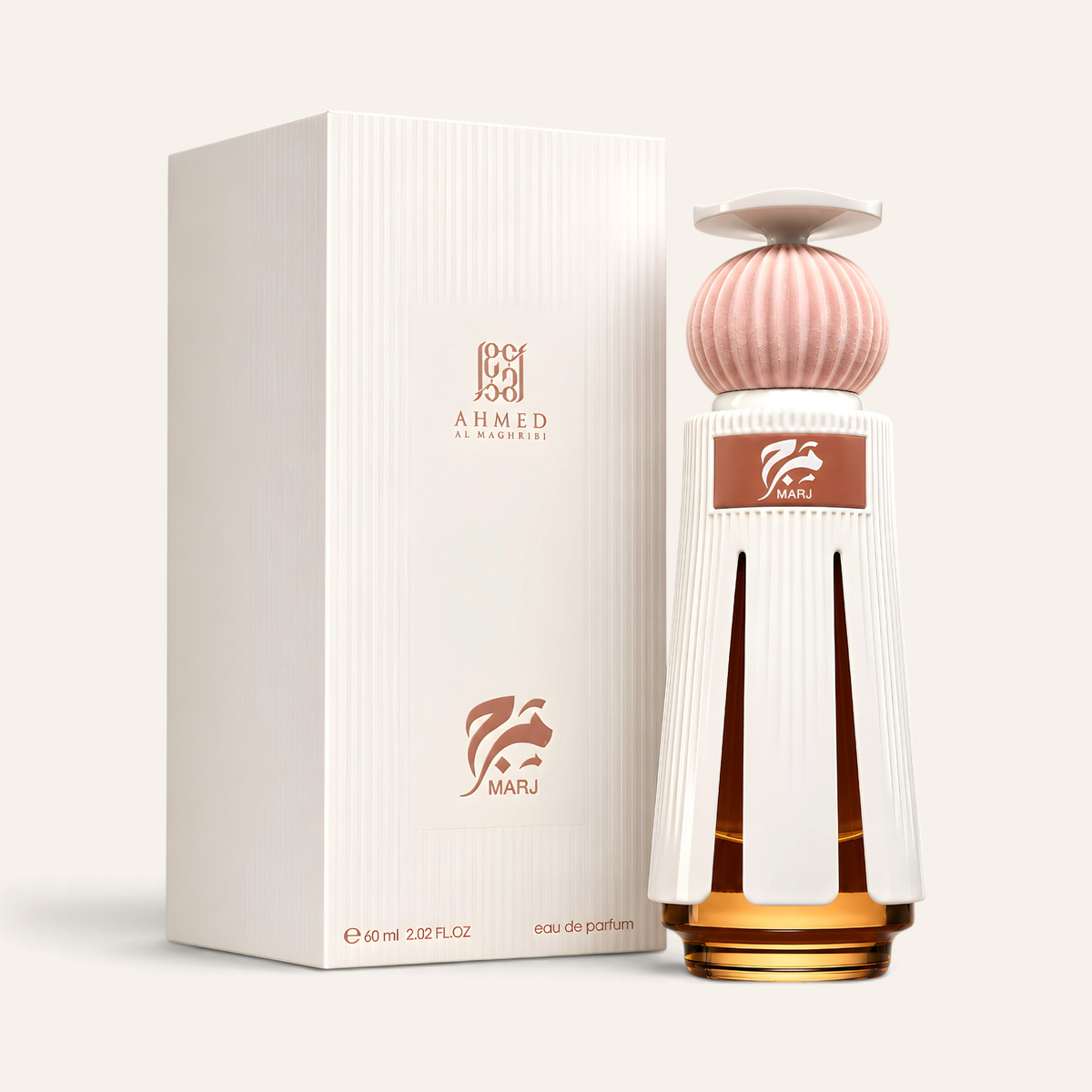Profumo NOOR Arabian Essence Marj in flacone elegante con tappo rosa e scatola bianca su sfondo neutro