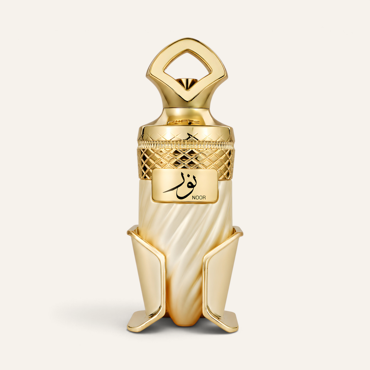 Profumo unisex Noor di NOOR Arabian Essence in flacone dorato con dettagli lavorati e base di supporto elegante
