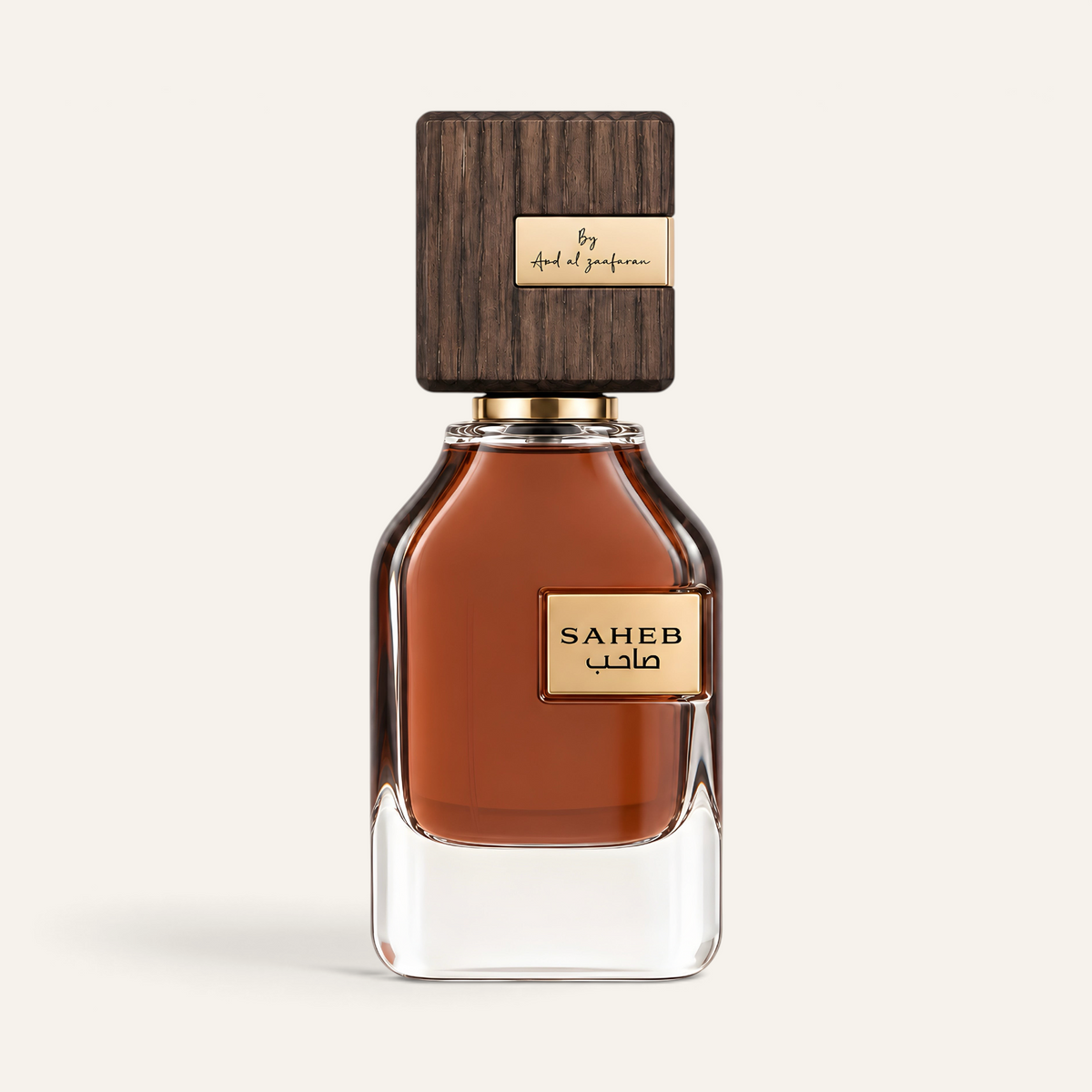 Profumo unisex Saheb di NOOR Arabian Essence in flacone di vetro con tappo in legno scuro e dettagli dorati