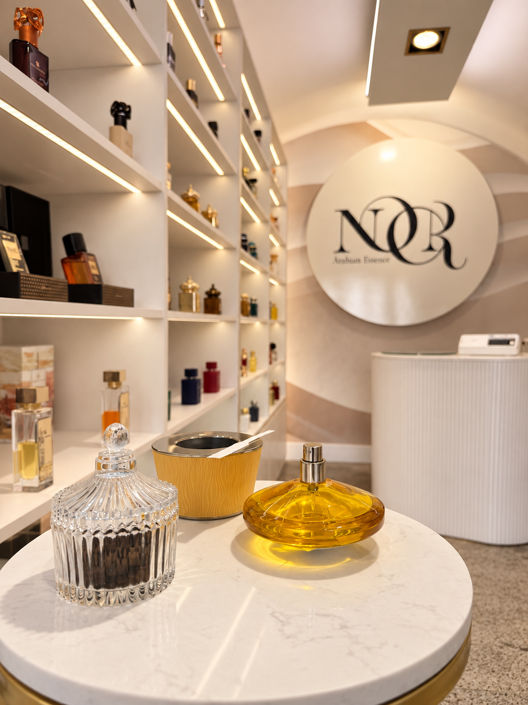 Gli scaffali della boutique, dentro