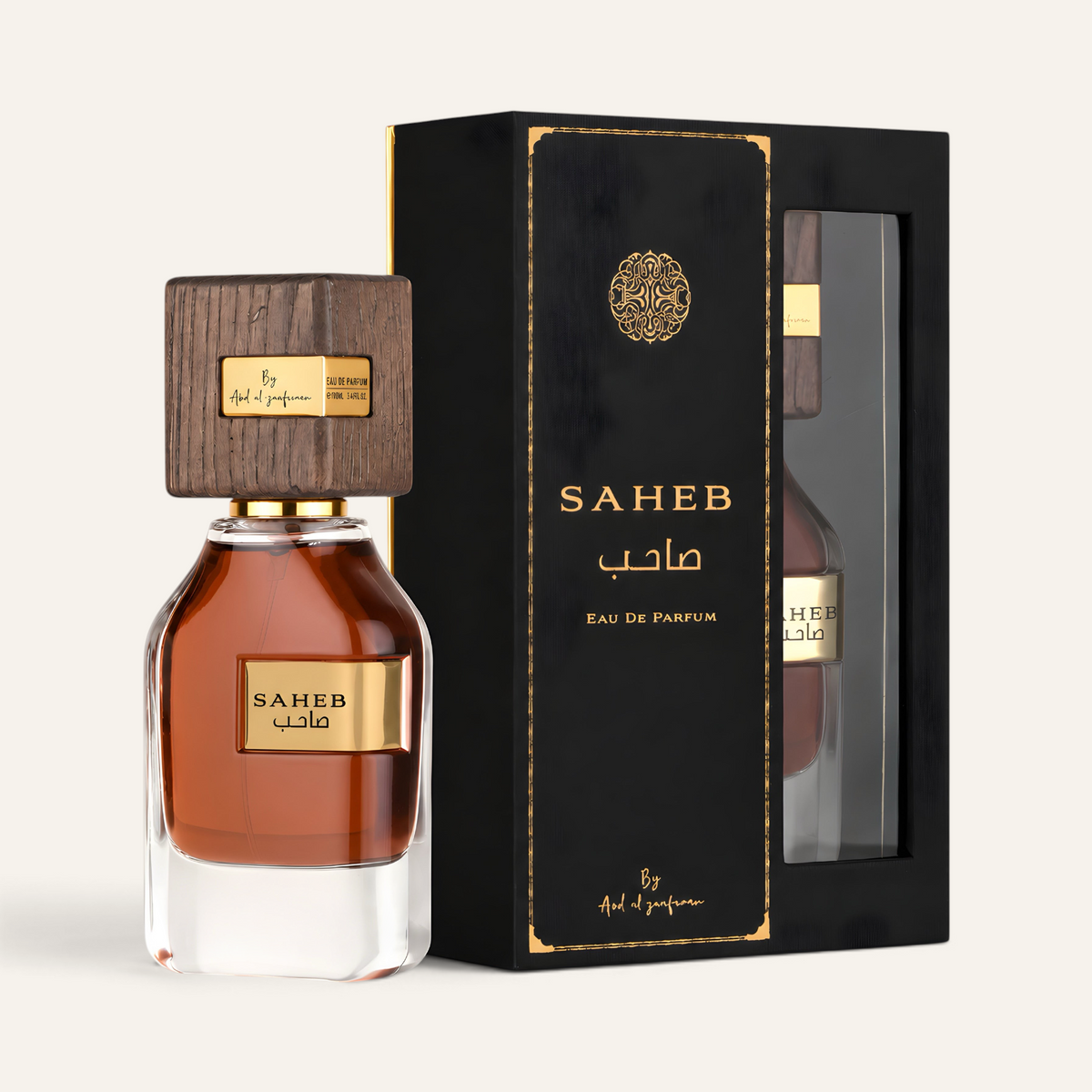 Profumo unisex Saheb di NOOR Arabian Essence in flacone di vetro con tappo in legno scuro accanto alla sua scatola nera