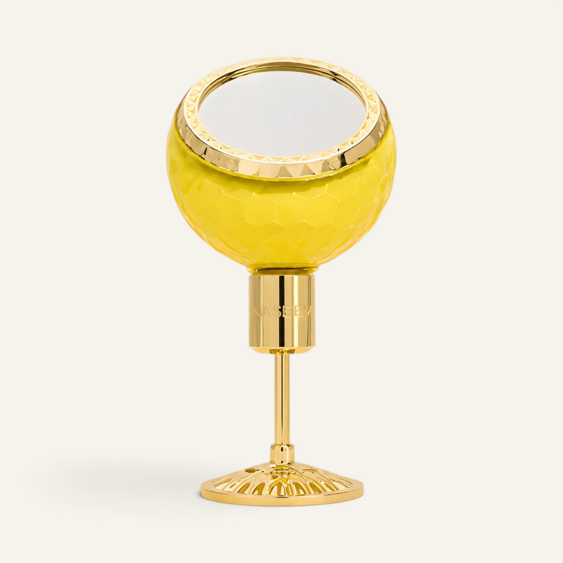 Flacone di profumo Miraat di NOOR Arabian Essence con design a calice giallo brillante e dettagli dorati lucidi